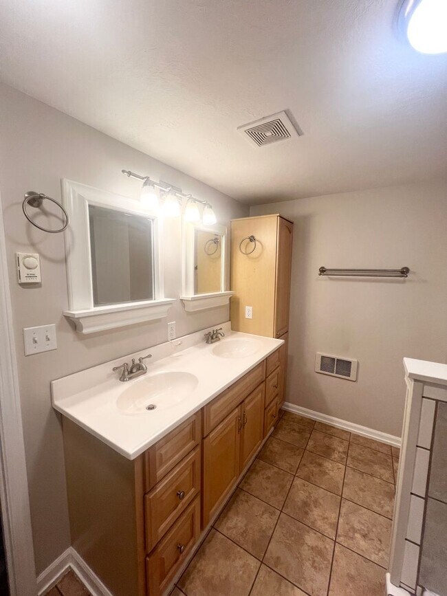 Building Photo - Suncrest Rental!