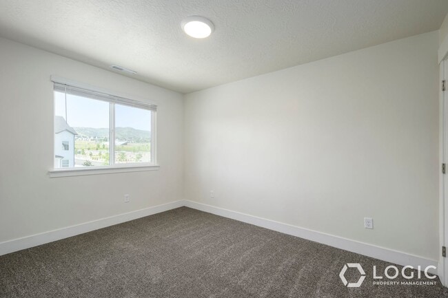 Building Photo - Beautiful New Townhome!