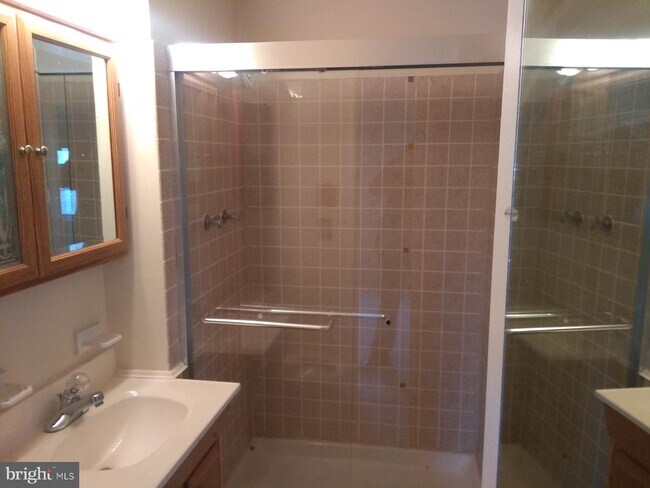 Building Photo - 2055 Pilgrim Dr