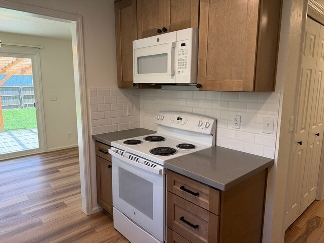Building Photo - Updated 3 bedroom 2 bath home in a great neighborhood!