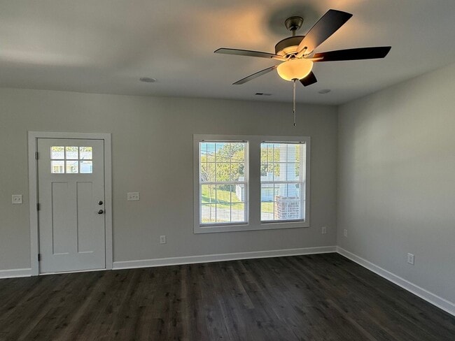 Building Photo - Three bedroom, 2 bath house in Graham