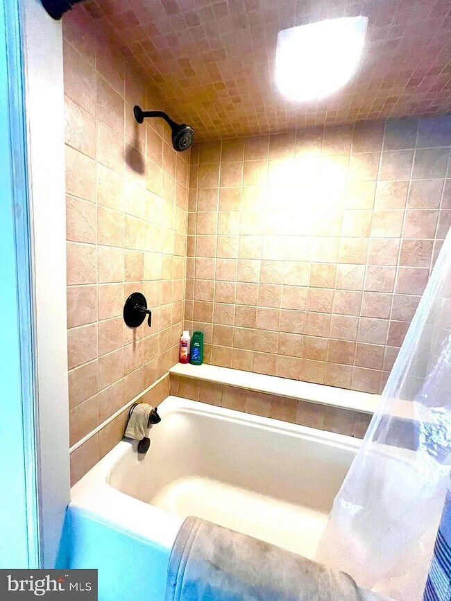 Building Photo - 754 Mechanic St