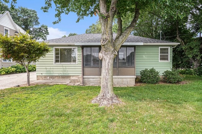Building Photo - AVAILABLE IN AUGUST! 3 Bedroom, 1 Bath Sin...