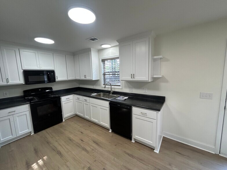 Building Photo - 151 Whispering Glen Cir