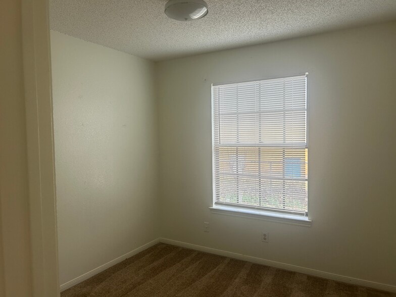 Building Photo - 1611 Mona Dr