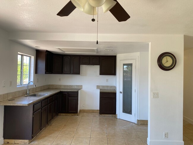 Building Photo - Single story 4 Bedroom for Lease Jurupa Valley