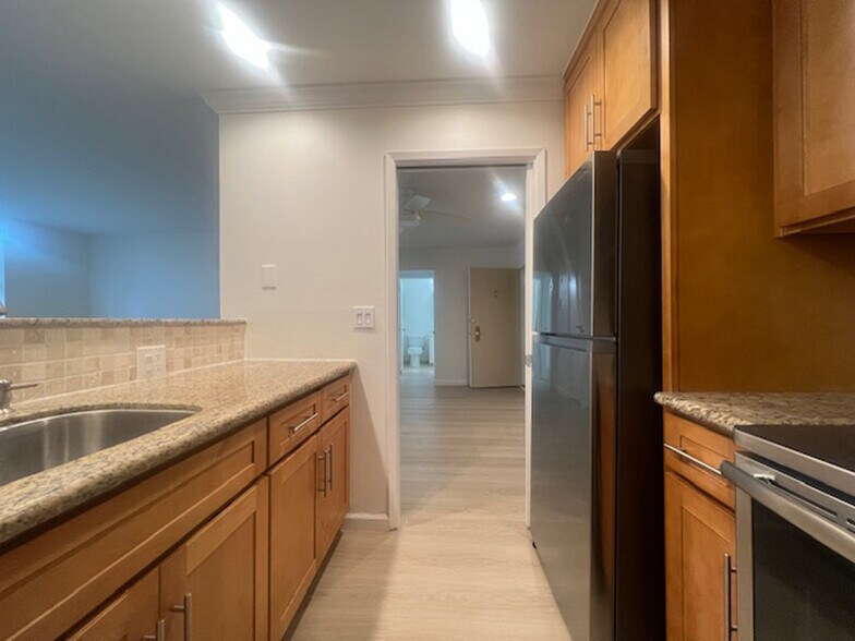 Building Photo - 811 York St