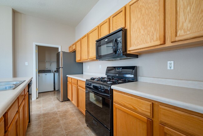 Building Photo - Sweet 2 Bedroom Condo Available Now!