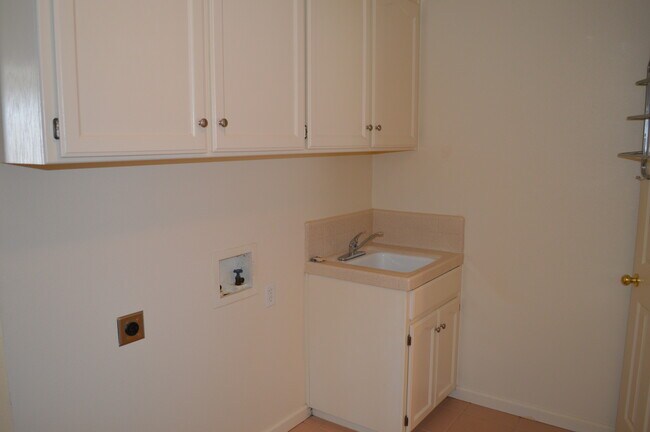 Building Photo - 15290 Sunset Dr