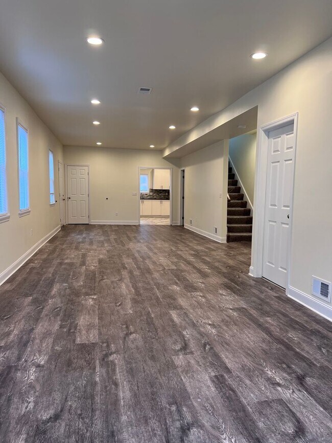 Building Photo - Updated 5BR 3bath house with off street parking!