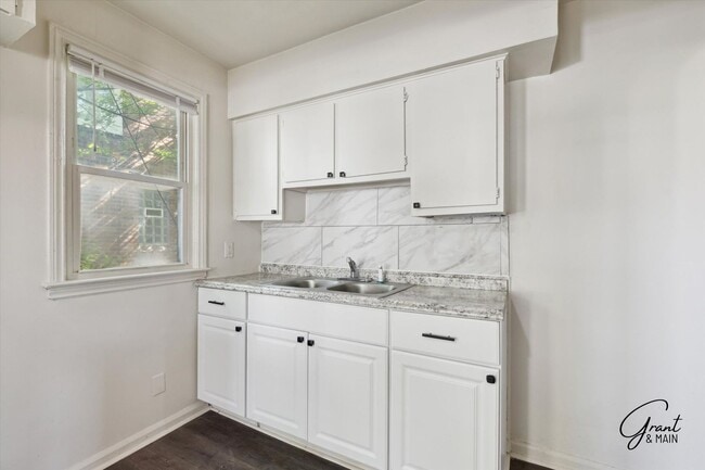 Building Photo - $1250 3 bedroom bungalow