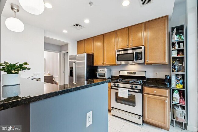 Building Photo - 1830 Fountain Dr