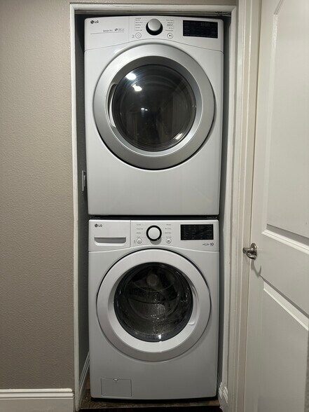 Full Size Washer/Dryer - 600 W 9th St