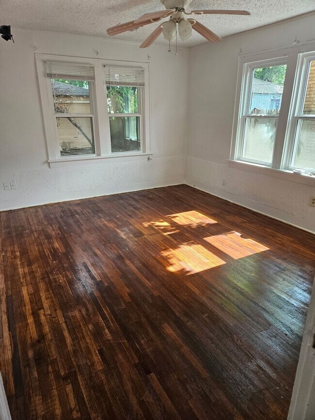 Building Photo - 2 bed 1 bath for lease near downtown