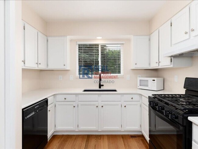 Building Photo - 1424 S Sierra Dr