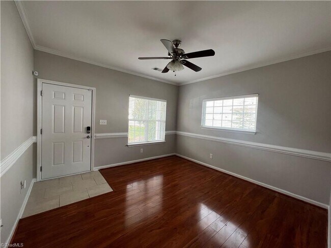 Building Photo - Fabulous 3BR 2.5BA Townhome with Community...