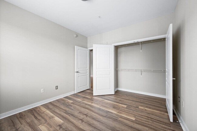 Building Photo - Spacious 3BR/2BA end unit at Bristol West ...