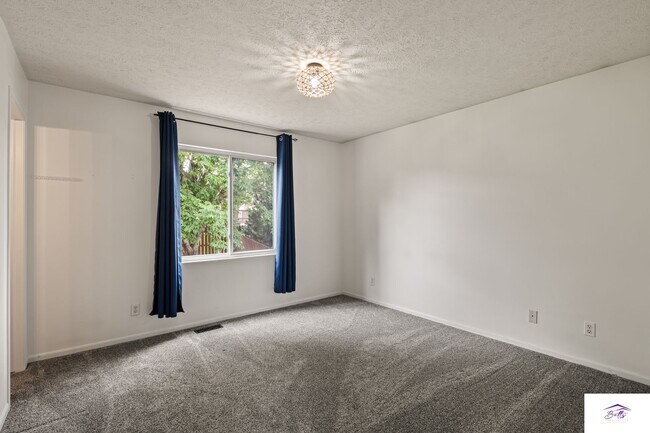 Building Photo - AVAILABLE NOW!