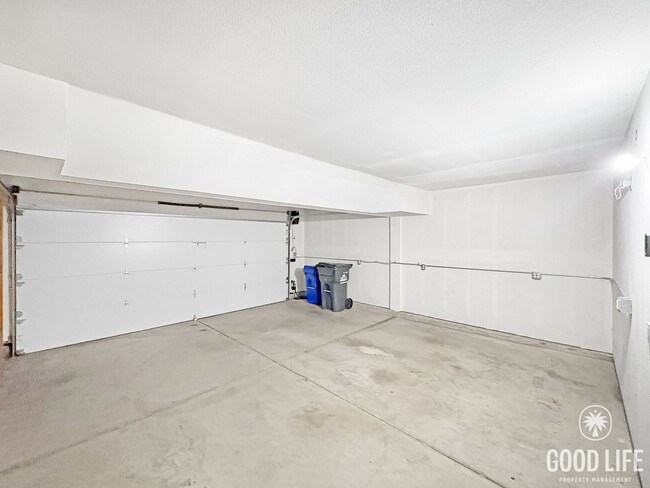 Building Photo - Modern comfort meets coastal living in thi...