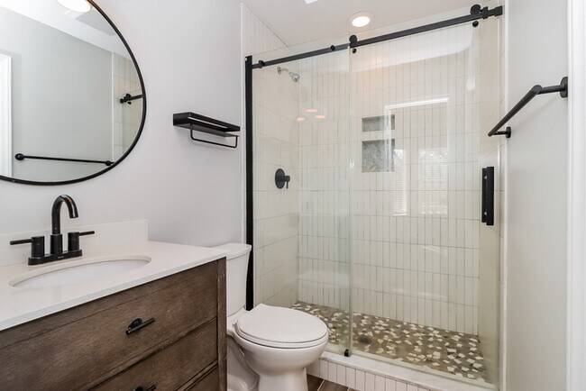 Building Photo - Elegant Townhome