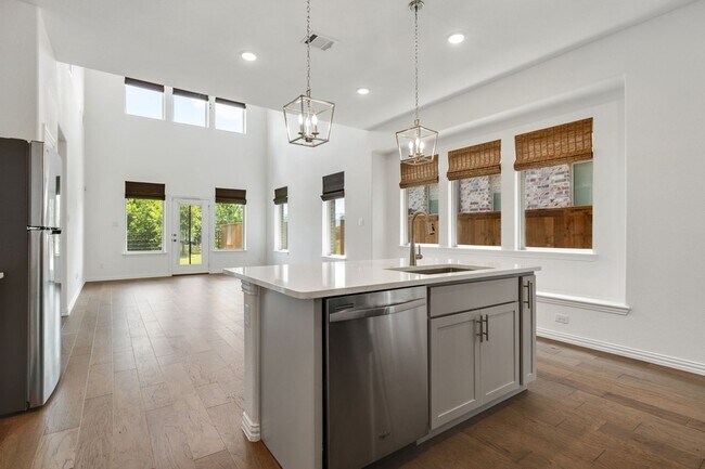 Building Photo - 3100 Greenbriar Dr