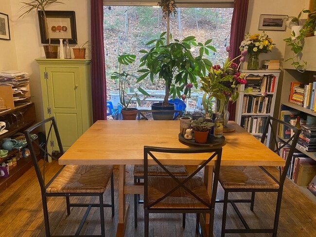 Building Photo - 212 Giles St Furnished Free Parking