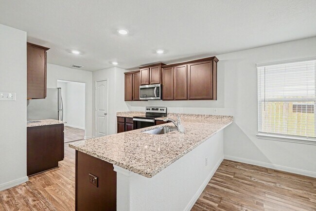 Building Photo - 3 Bed / 2 Bath in Luckey Ranch – Hardwood Floors + Fridge, W/D Included