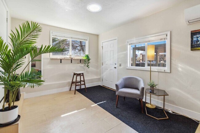 Building Photo - 1815 W Idaho St