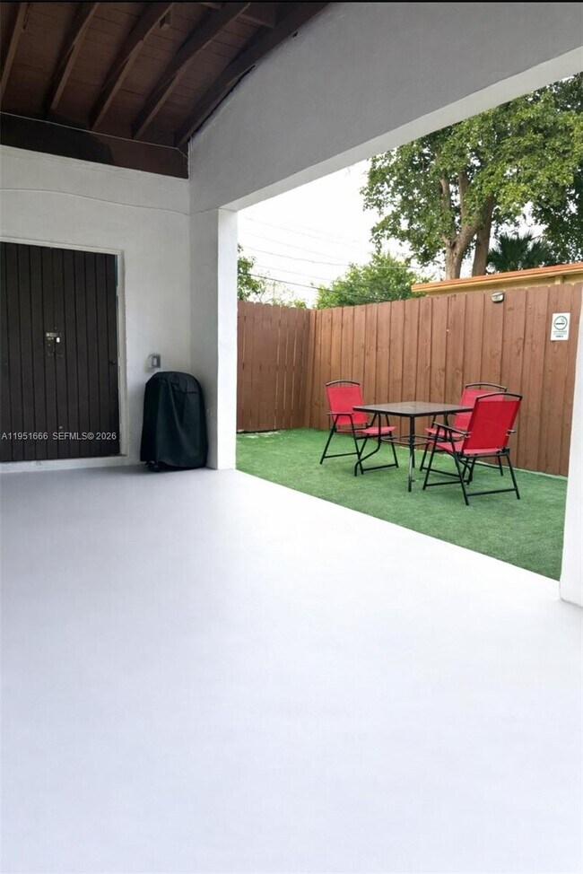 Building Photo - 133 SW 22nd Ave