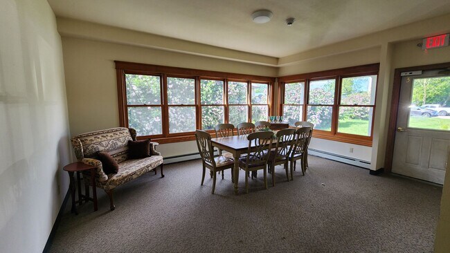 Building Photo - 1 Bedroom, 1 Bath Apartment- All utilities included