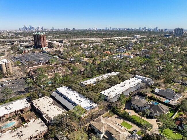 Building Photo - 8944 Chatsworth Dr