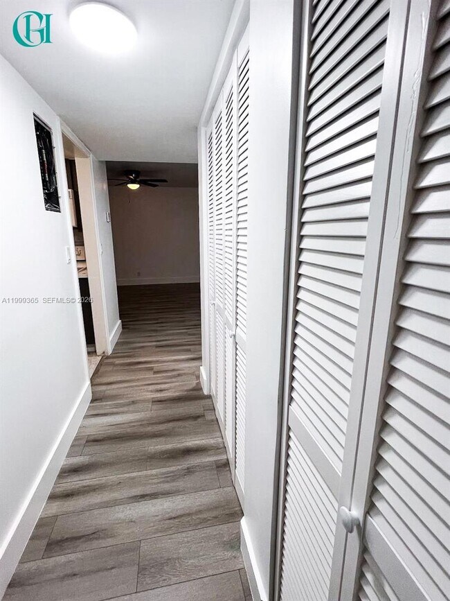 Building Photo - 102 SE 10th St