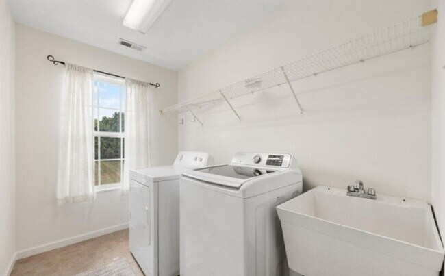 Building Photo - Knoxville 37934 - 4 bedroom 2 bath - call ...