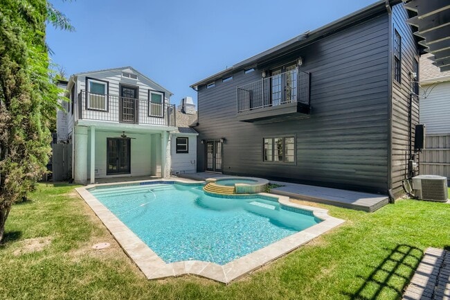 Building Photo - Impressive Cochran Heights home with outdo...