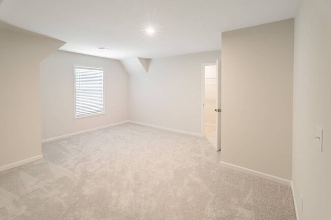 Building Photo - 421 Midland Pnes Dr