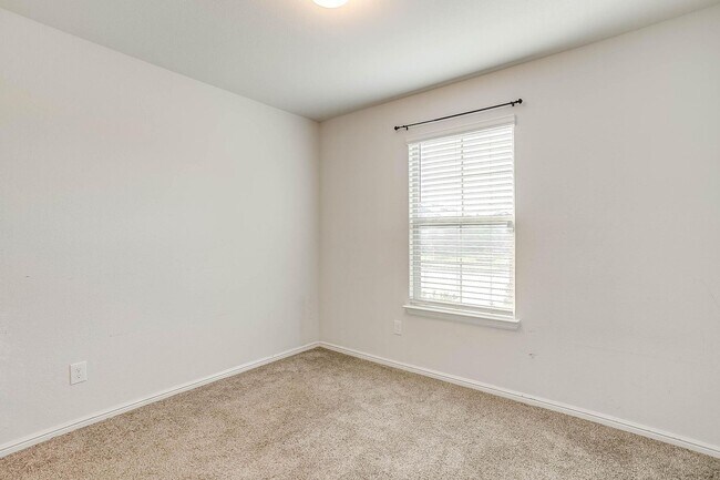 Building Photo - Nice 3 Bed, 2 Bath House in Creekside Esta...