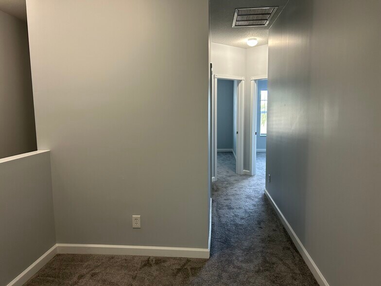 Upstairs hallway - 2543 Creekside Dr