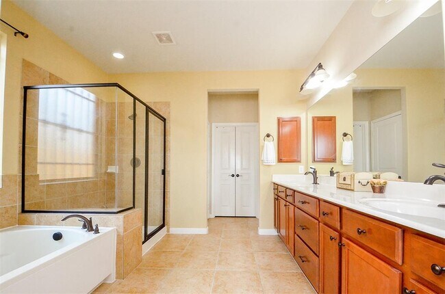 Building Photo - 25935 Foxrun Vista Dr