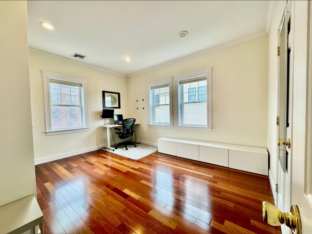 Building Photo - 15 Millmont St