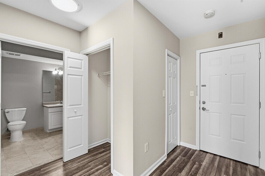 Building Photo - 905 River Rd