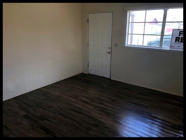 Building Photo - 920 Gardenia St