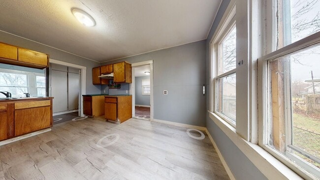 Building Photo - 3 Bedroom, Quiet Street Near Park!