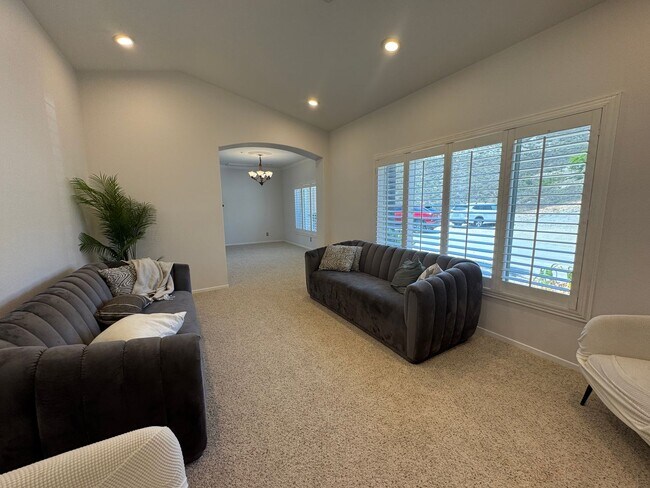 Building Photo - BEAUTIFUL 4BR/3BA home in SINGING HILLS VI...