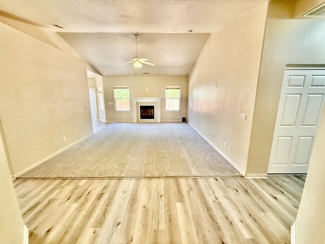 Building Photo - Great Find in Royal Oaks!