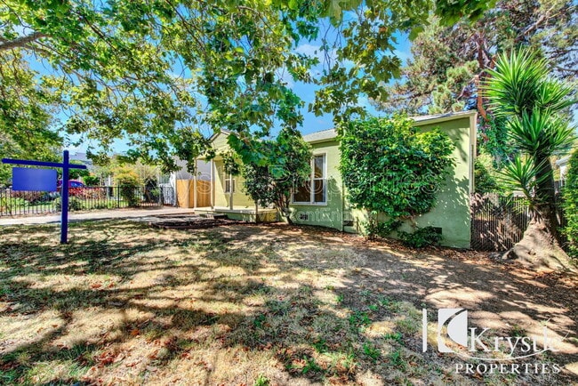 Building Photo - 579 Cedar St