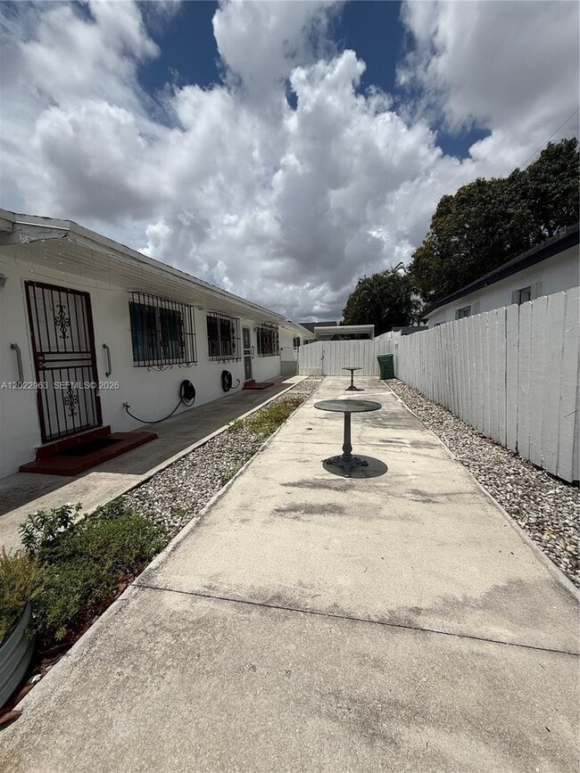 Building Photo - 1046 NW 33rd Ave