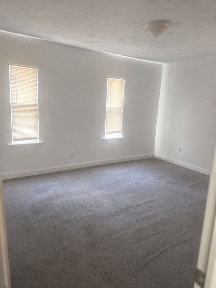 Building Photo - 4212 Clay St NE