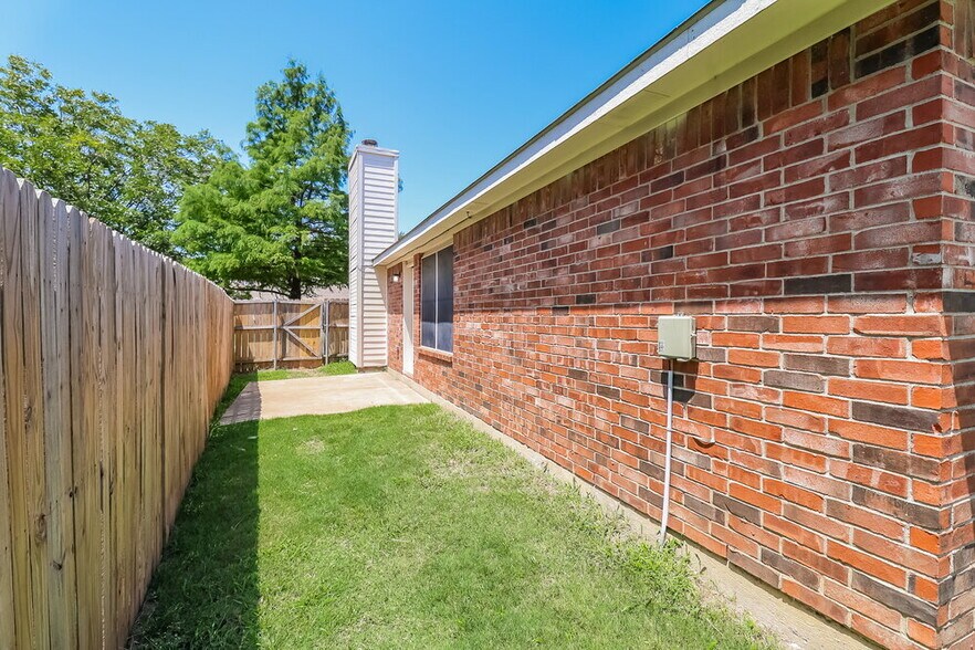 Building Photo - 7917 Val Verde Dr