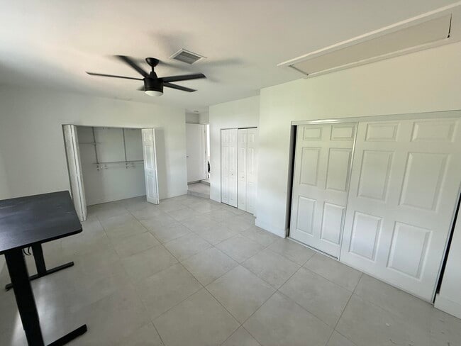 Building Photo - 5814 SE Orange Blossom Trail