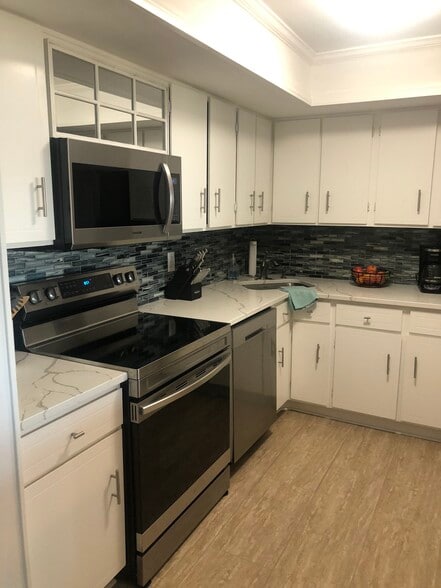 Kitchen - 5220 Brittany Dr S